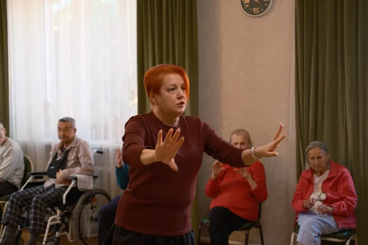 Елена показывает движения группе